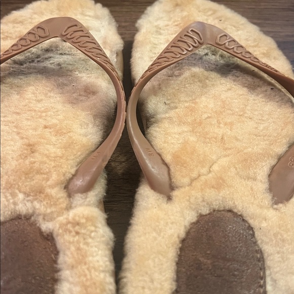 UGG Women's Cream Sheepskin Flip Flops - Picture 5 of 5